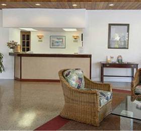 Travelodge Monaco Beach Resort  в Санни Айлесе