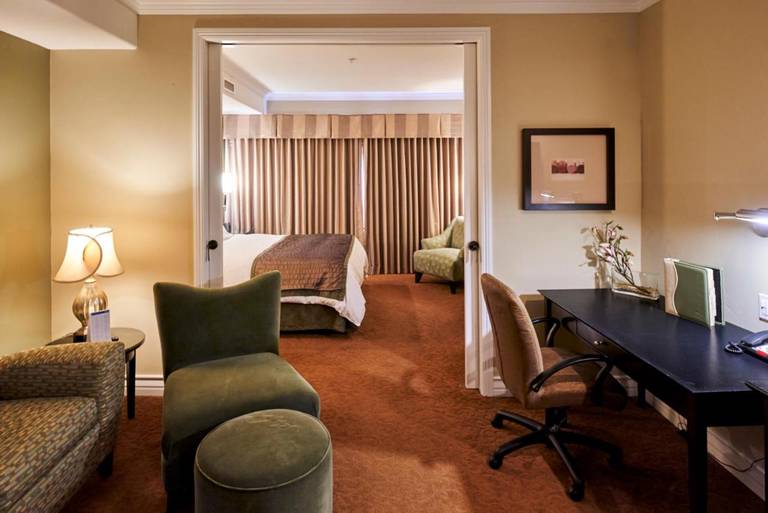 La Bellasera Hotel & Suites 