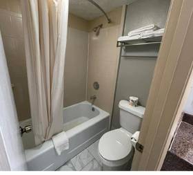 Fair Bridge Inn & Suites  в МакДоноу