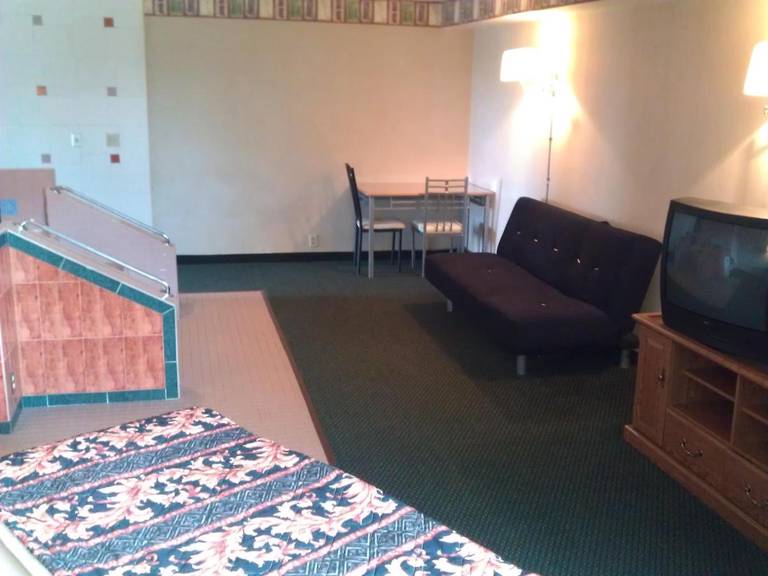 Downey Inn Luxury Suites 