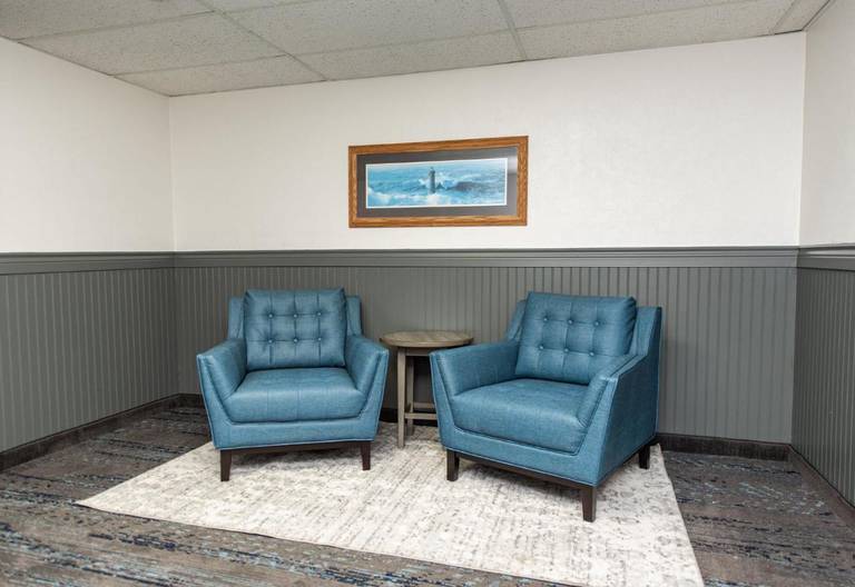 Oyster Bay Inn & Suites 
