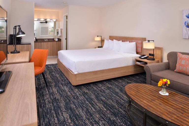 La Fuente Inn & Suites 
