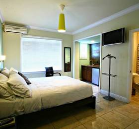 Delores Hotel & Suites  в Майами-Биче