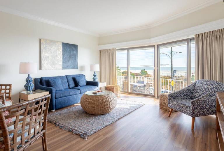 La Mer Beachfront Inn 