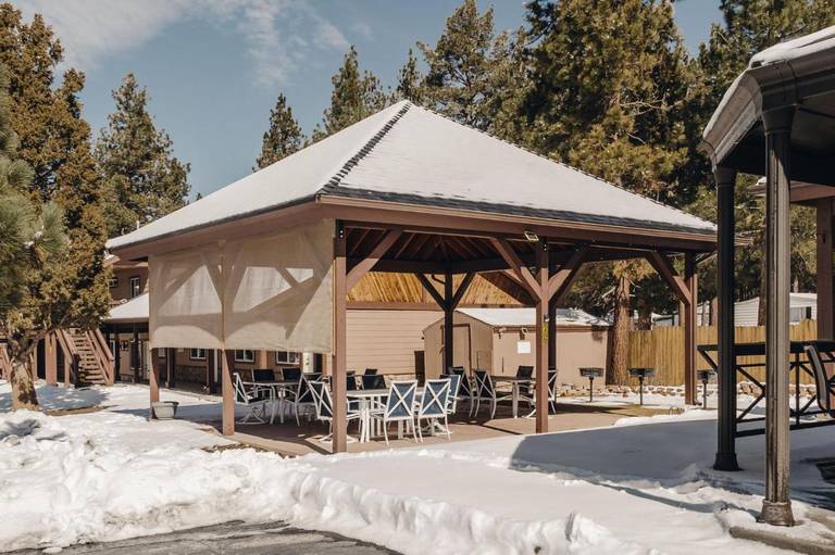 Vintage Lakeside Inn 