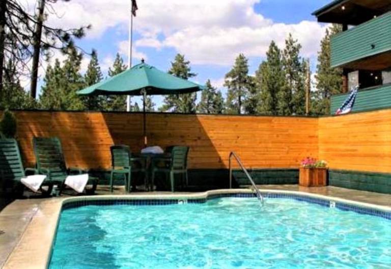 Snow Lake Lodge 