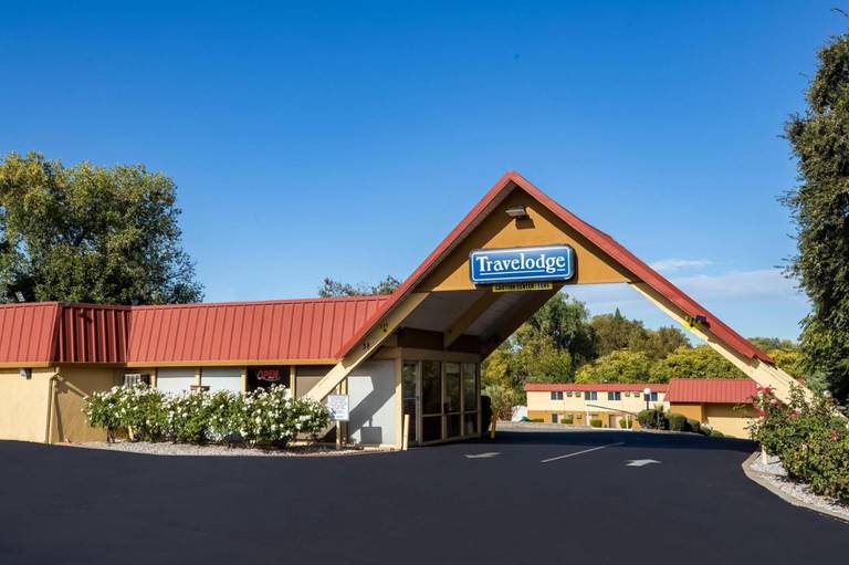 Riverbank Inn 