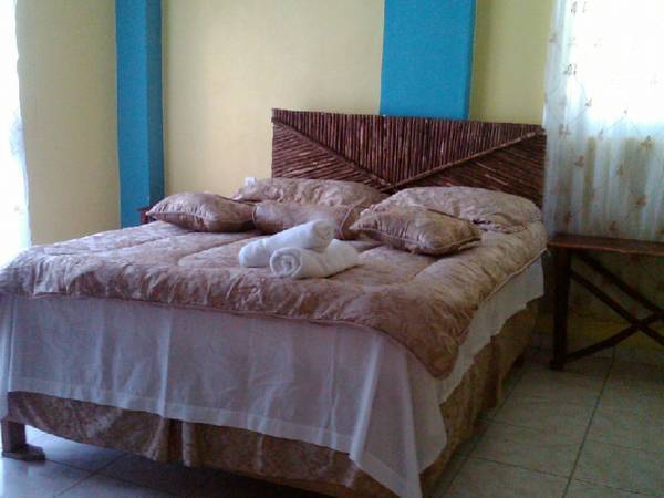La Delphina Bed and Breakfast Bar and Grill 3* Гондурас, Ла-Сейба
