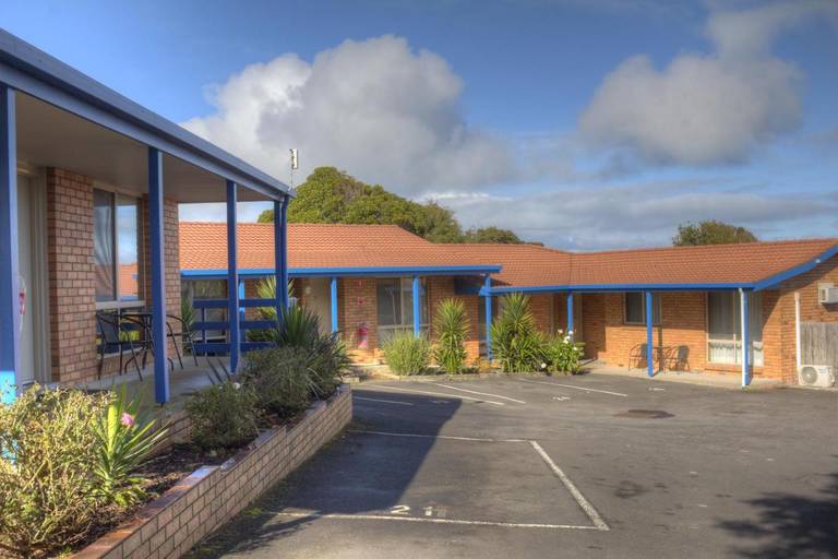 Blue Whale Motor Inn & Apartments