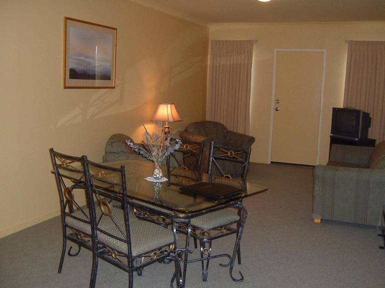 Hopkins House Motel & Apartments