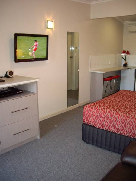 Golden Chain Tower Motor Inn 3*
