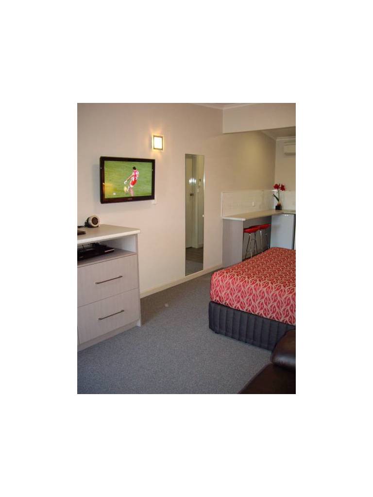 Golden Chain Tower Motor Inn