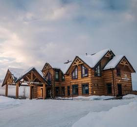 Kicking Horse River Lodge в Голдене