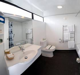 The Village Inn Hotel в Те Анау