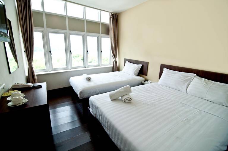 101 Lake View Hotel