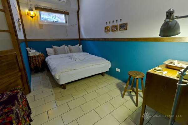 Solo Singer Inn