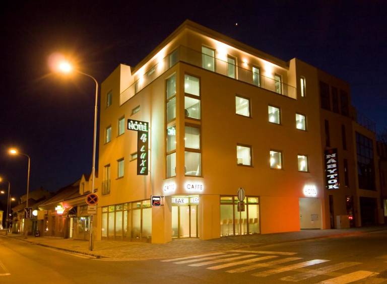 Hotel Deluxe