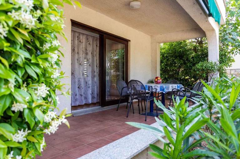 Two-Bedroom Apartment Malinska near Sea