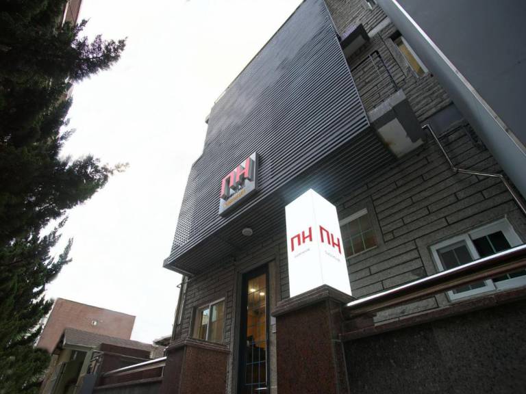 D.H Sinchon Guesthouse