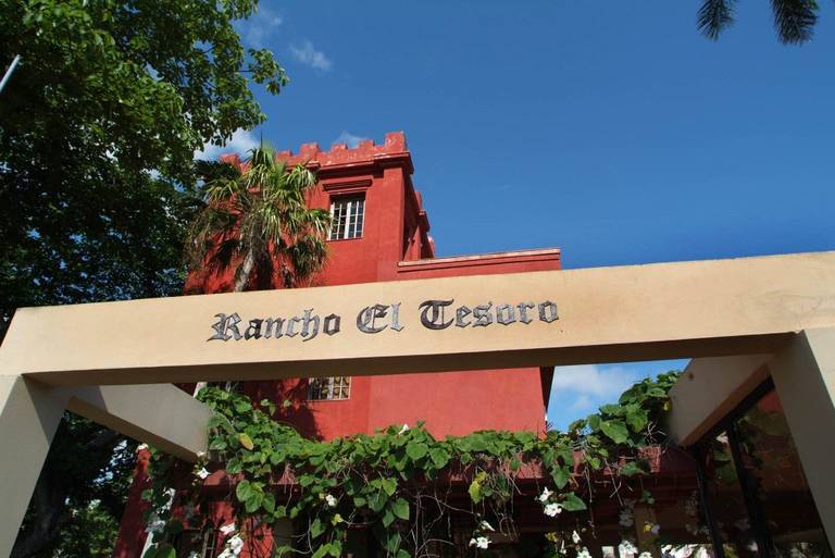 Hotel Rancho El Tesoro