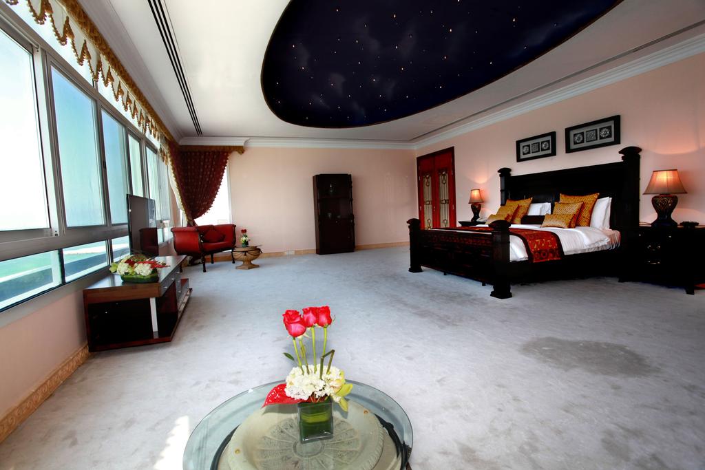 Ramada beach hotel ajman. Дубай Рамада Бич отель 4 звезды. Аджман 4 отель Дубай. Отель 4 звезды в Аджмане. Дубай Рамада Бич Аджман Корниш.