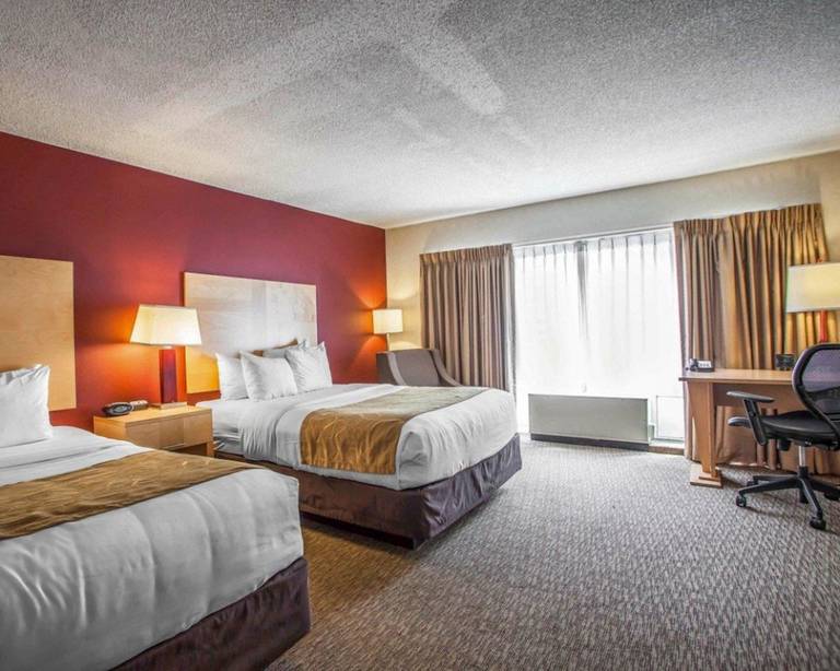 Comfort Suites Michigan Avenue (320 North Michigan Avenue)
