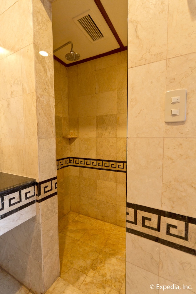 Waterfront Airport Hotel & Casino 4*
