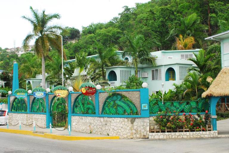 Doctors Cave Beach