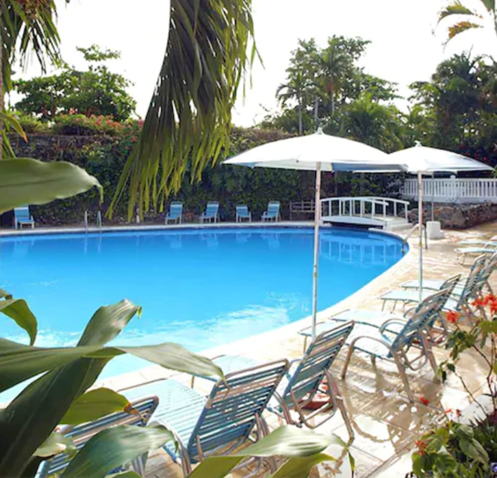 Shaw Park Beach Hotel & Suites 4*