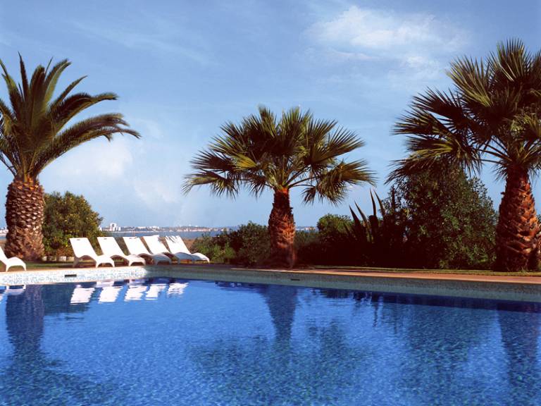 Dom Pedro Meia Praia Beach Club