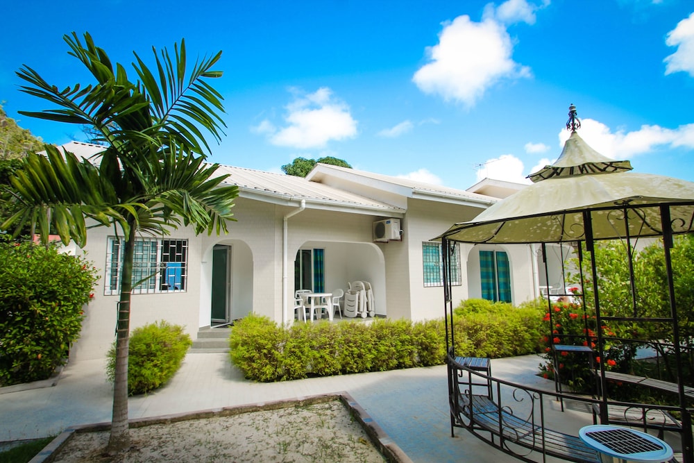 Hide Away Holiday Apartments Apart 3*