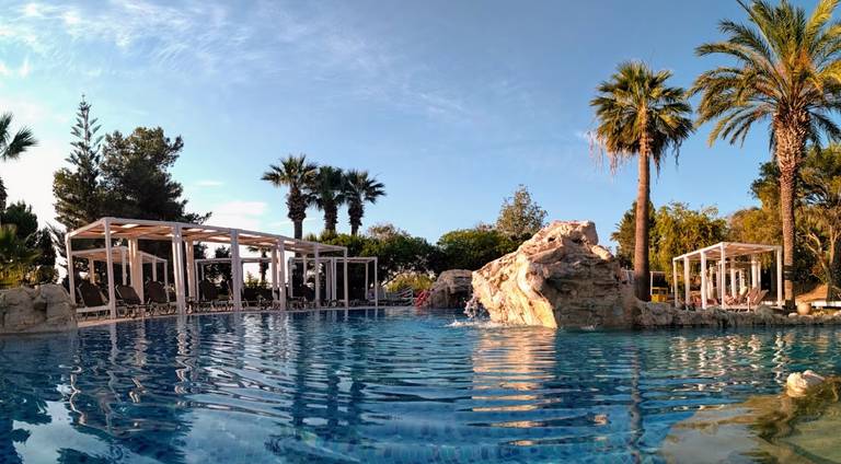 Zening Resorts