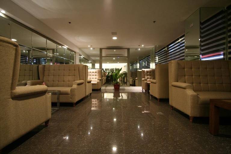 St. Ellis Hotel