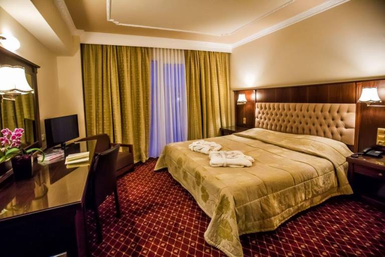 KOUROS HOTEL & SUITES