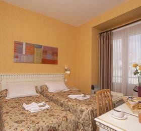 Отдых в Royal Hotel, Champs Elysees Arc De Triomphe - Франция, Париж