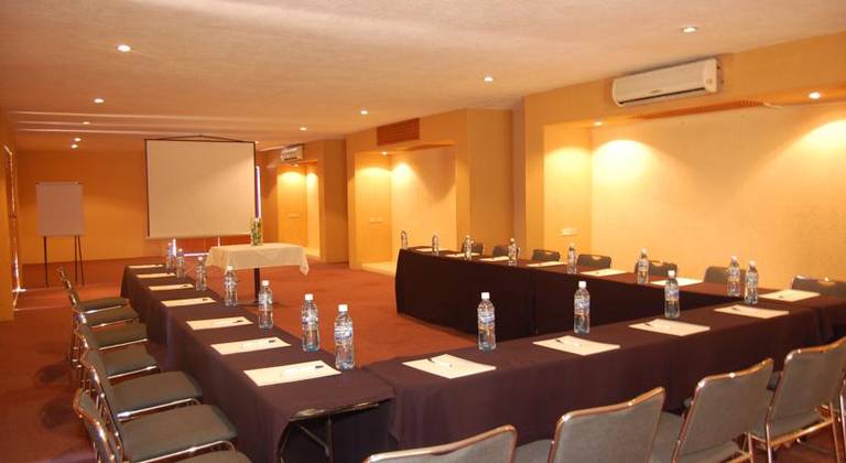 Los Patios Hotel