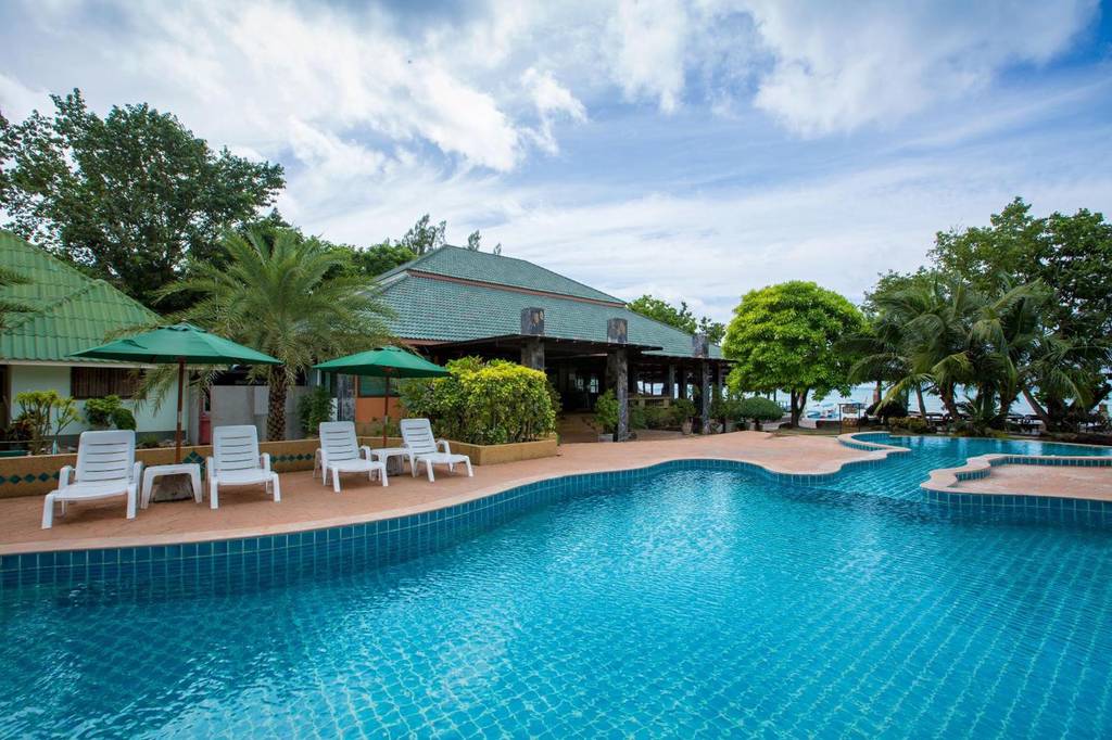 Andaman Beach Resort 3*