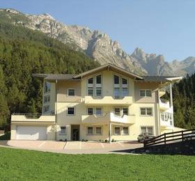 Pinnisblick Appartementhaus & Roasthof Pension в Нойштифте