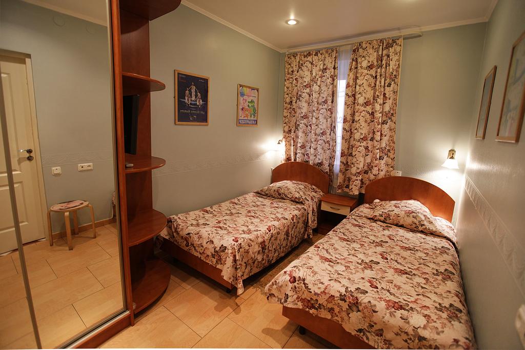 Семья в номере отеля. Арт бухта мини гостиница севастополь. Хаускипинг роом. Проживание размещение. Гостиница.