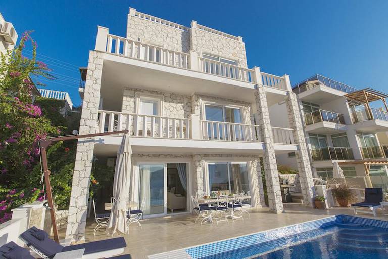 Villa Ketchy