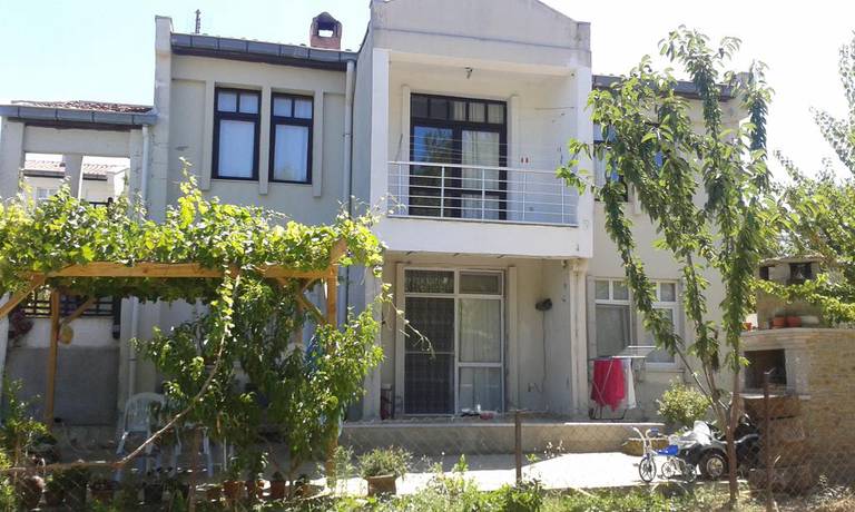 Zeynep Apart