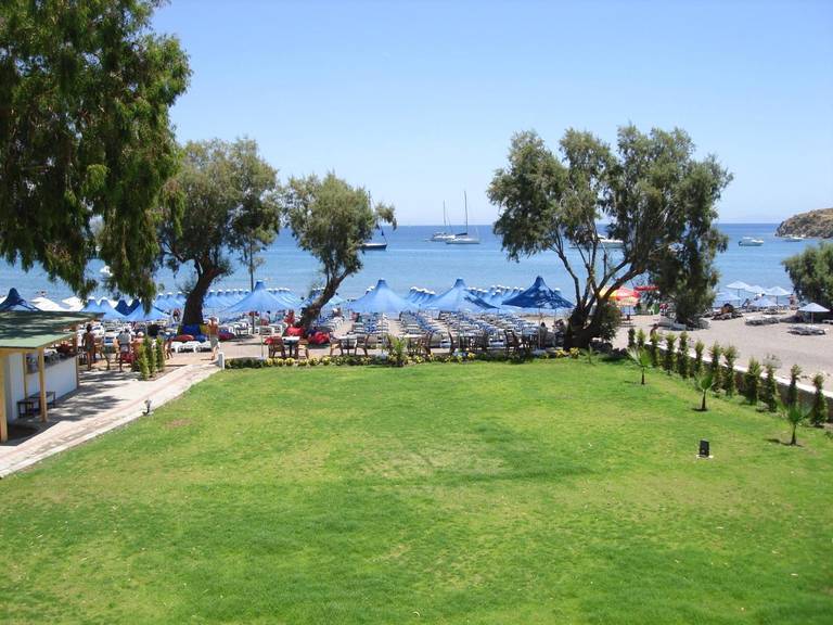Parilti Beach & Apartments