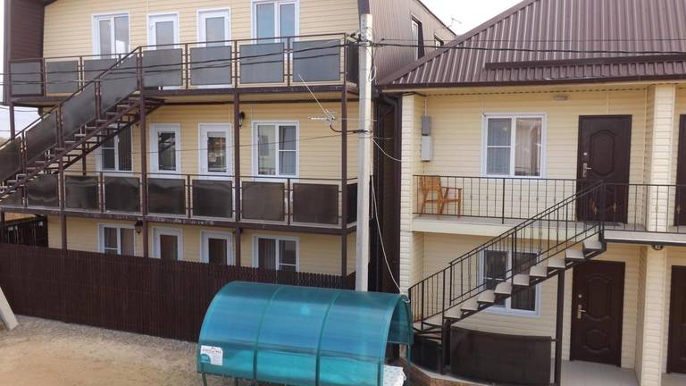 Guest house on Tenistaya 44