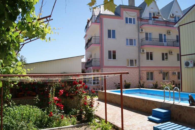 Guest House Romanovykh Victoria