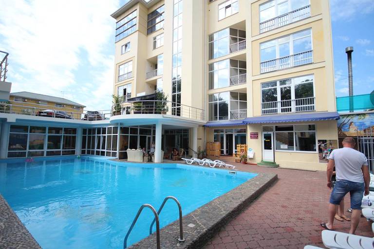 Yanais Hotel