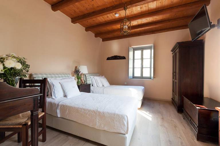 Four Seasons Hydra Luxury Suites
