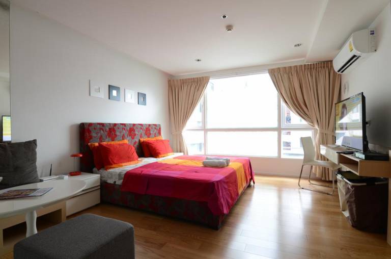 One-Bedroom Apartment Near BTS Sky Train Station