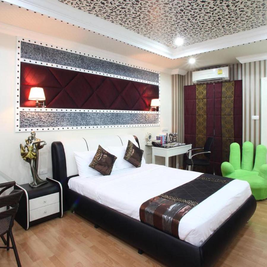 Central pattaya road. Central pattaya road. Паттайя в 1980 году. Eeprom pattaya hotel. Santa place pattaya.