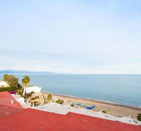 Beachfront Bungalow Apartment в Торремолиносе