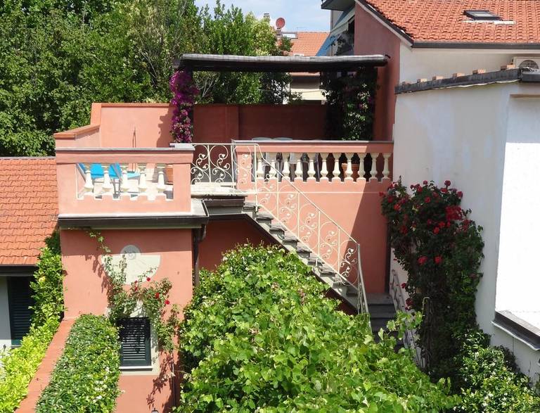 Liberty-Style House & Independent Flat